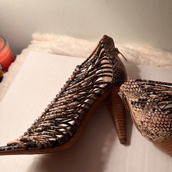 Women's Vince Camutos Strappy 4in High Heel Sandals - Picture 5 of 9